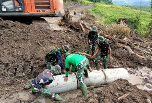 Anggota satgas TMMD ke 111 kembali memasang gorong gorong
