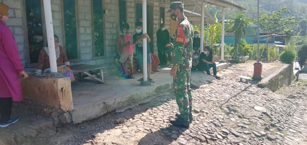 Babinsa Nguneng Damping Tim Medis Laksanakan Tracing