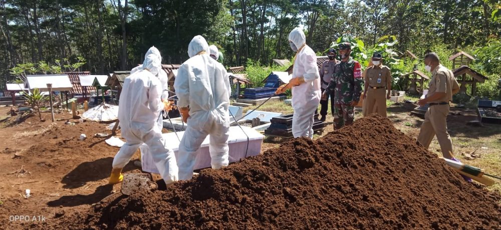 Babinsa Koramil Ngadirojo Aktif Dampingi Pemakaman Pasien Covid-19