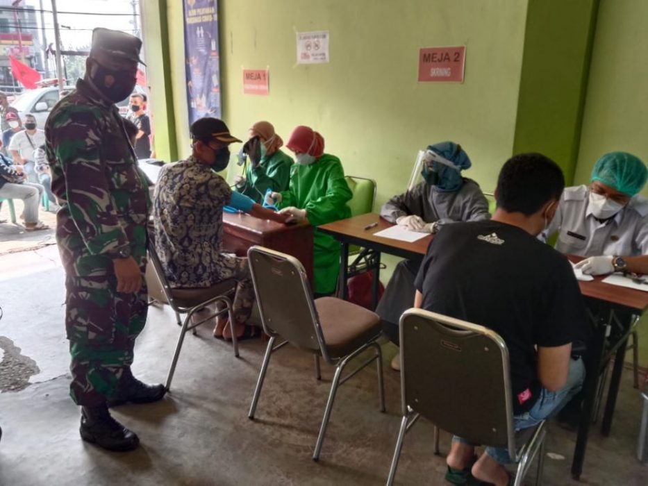 Sertu Supriyanto bersama Bhabinkamtibmas memonitor pelaksanaan kegiatan vaksinasi Covid 19