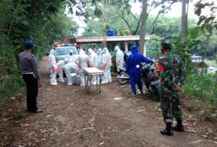 Babinsa Dampingi Relawan Jogo Tonggo Melaksanakan Pemakaman Jenazah