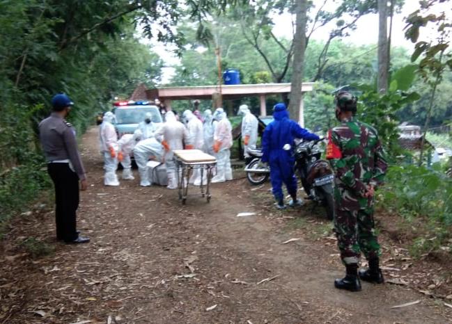 Babinsa Dampingi Relawan Jogo Tonggo Melaksanakan Pemakaman Jenazah