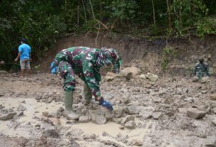 Satgas TMMD Dan Masyarakat Desa Baringeng Kecamatan Libureng Menata Bibir Jalan Dan Badan Jzalan Dengan Memakai Batu Gunung