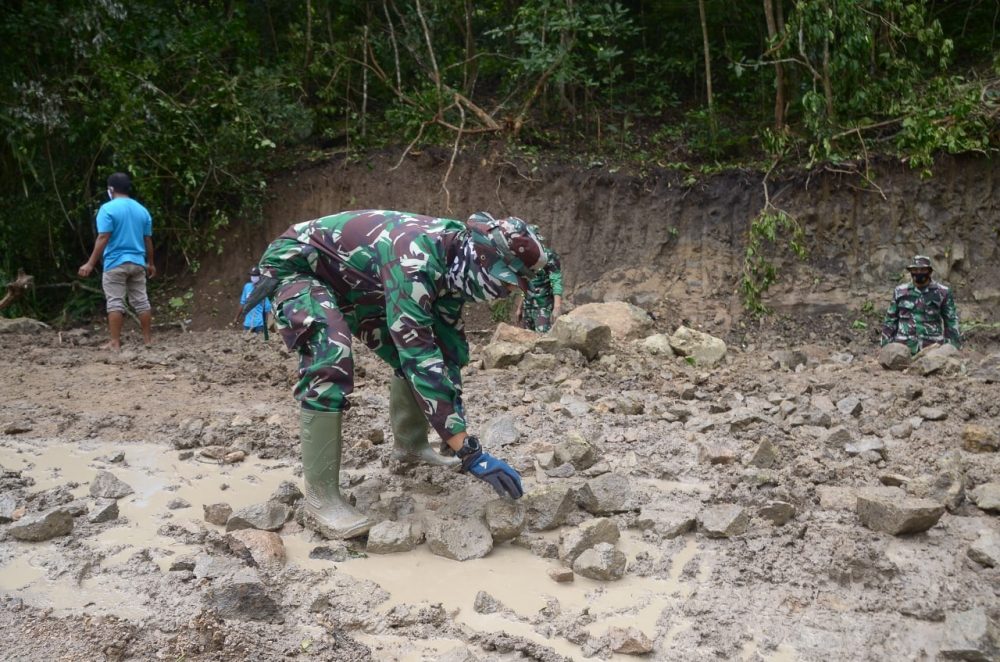 Satgas TMMD Dan Masyarakat Desa Baringeng Kecamatan Libureng Menata Bibir Jalan Dan Badan Jzalan Dengan Memakai Batu Gunung