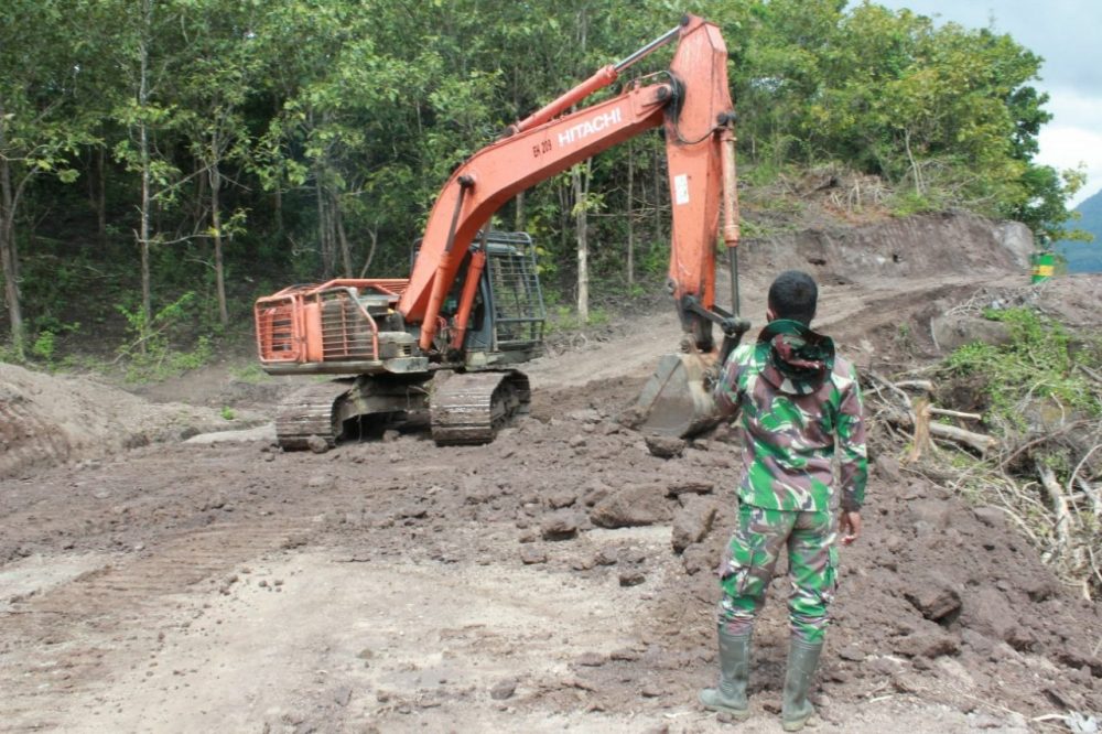 Pengawalan Alat Berat Terus Dilakukan Oleh Anggota Satgas TMMD ke 111 Kodim 1407/Bone