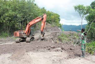 Anggota Satgas TMMD Ke 111 Kodim 1407/Bone Arahkan Alat Berat Saat Bekerja