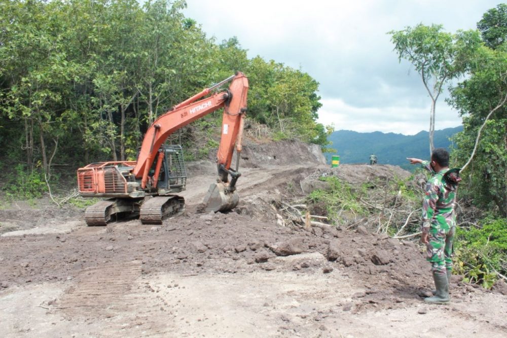 Anggota Satgas TMMD Ke 111 Kodim 1407/Bone Arahkan Alat Berat Saat Bekerja