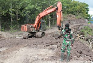 Pengawasan Operator Excavator Secara Ketat Demi Wujudkan Pembukaan Jalan Baru.