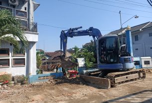 Percepat Pembangunan Talud, Excavator Diturunkan di Lokasi TMMD