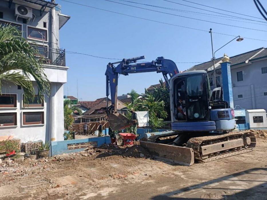Percepat Pembangunan Talud, Excavator Diturunkan di Lokasi TMMD
