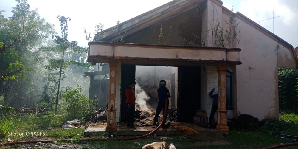 Rumah kosong di Kelurahan Kelapa Tujuh Dilalap Sijago Merah