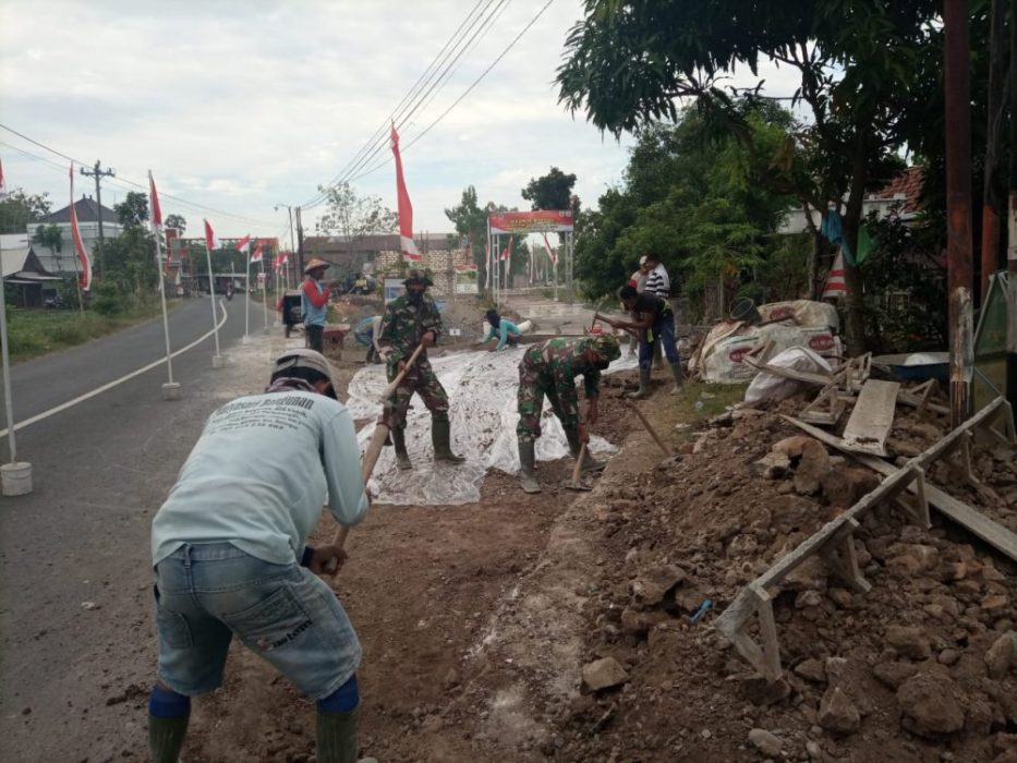 Warga Desa Tamansari dan TNI Bersemangat Untuk Menyelesaikan Sasaran Fisik Utama Rabat Beton Jalan