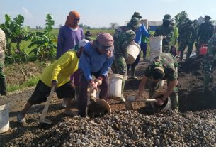 Warga Desa Tamansari Bersama Anggota TMMD Kodim 0718/Pati Kejar Target