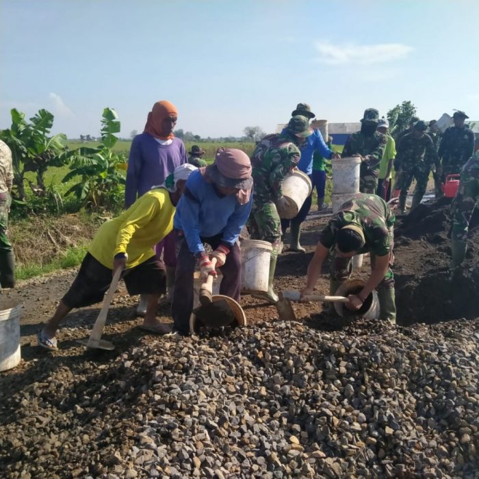 Warga Desa Tamansari Bersama Anggota TMMD Kodim 0718/Pati Kejar Target