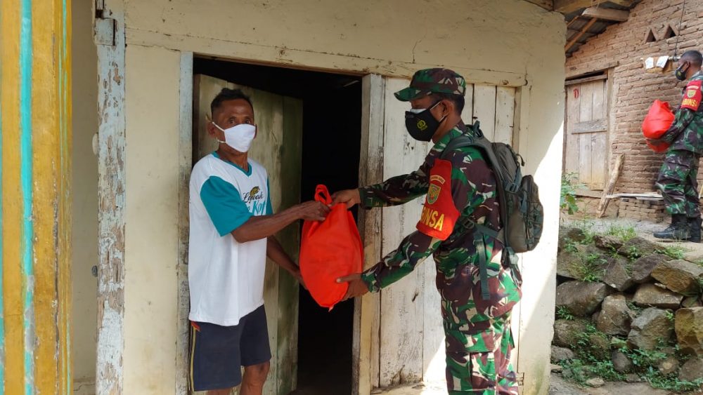 Kodim 0410/KBL bagikan paket sembako kepada masyarakat di kampung Pulo Mas