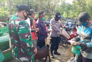 Gelar Gakplin Prokes, Petugas Gabungan Berikan Himbauan Dan Bagikan Masker Kepada Warga