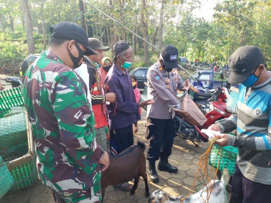 Gelar Gakplin Prokes, Petugas Gabungan Berikan Himbauan Dan Bagikan Masker Kepada Warga