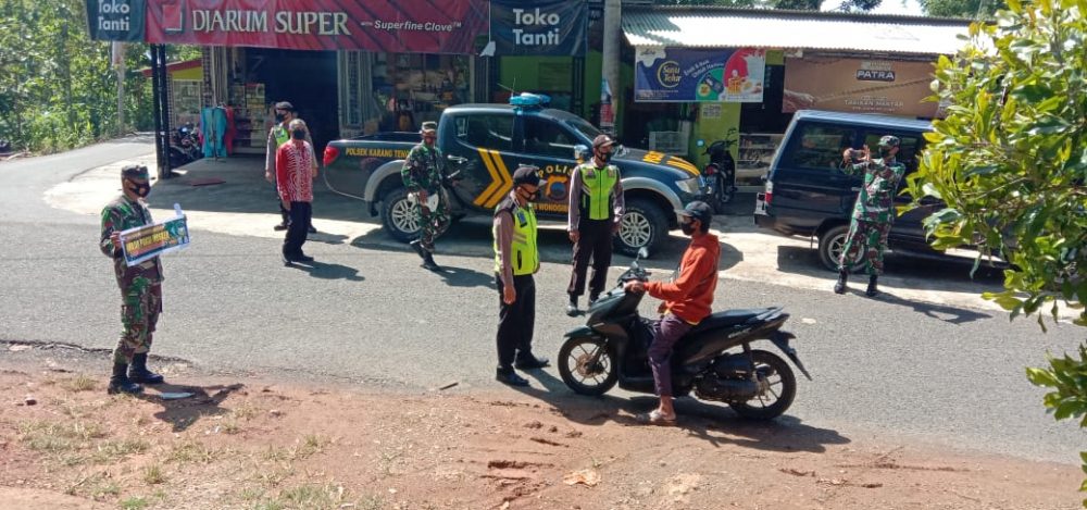 Petugas Gabungan Koramil Dan Polsek Karangtengah Gelar Gakplin PPKM Darurat