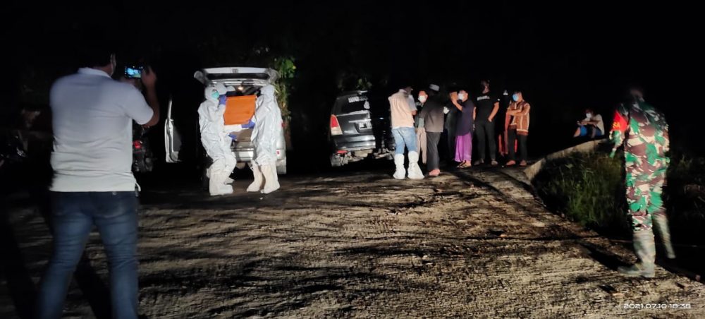 Koptu Yulhaidir memonitor pemakaman seorang jenazah oleh tim evakuasi Gugus Tugas