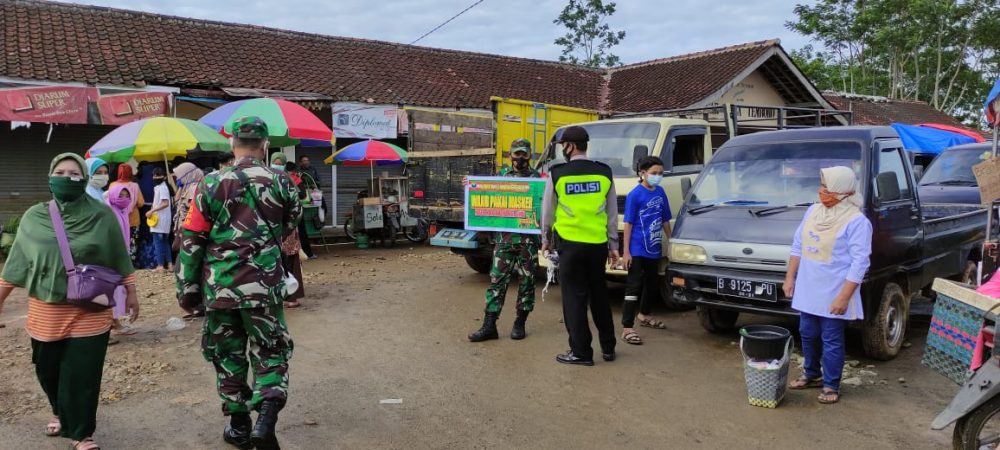 Petugas Gabungan Sidak Pengunjung Pasar Dan Pedagang