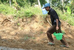 Warga Kebutuhjurang Bantu Angkut Air Di Lokasi TMMD Reg 111
