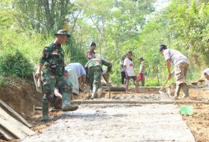 Tak Pedulikan Progres, Warga Tetap Semangat Ngecor