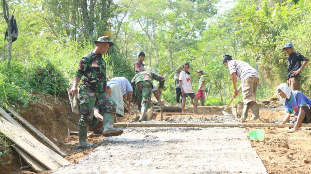 Tak Pedulikan Progres, Warga Tetap Semangat Ngecor