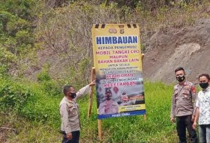 Antisipasi Kebocoran Minyak atau Oli saat Lintasi Jalinbar, Polsek Semaka Pasang Banner Imbauan