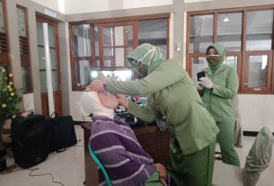 Dalam Rangka TMMD Reguler 111 Kodim 0718/Pati, Istri Prajurit TNI Turut Berikan Pelatihan Rias Pengantin Di Desa Tamansari