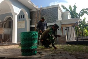 Jelang Berakhirnya Program TMMD Reguler Ke 111 Anggota Satgas Melaksanakan Pembersihan Di Lingkungan Masjid Baitul Muttaqin