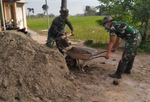 Semangat Kerjasama Saling Bantu Anggota Satgas TMMD Dalam Angkut Material Patir