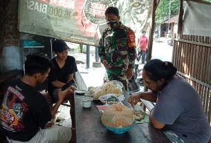 Serka Nur Khoyum Sosialisasikan PPKM Darurat Di Warung Pak Sugeng