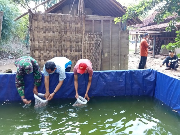 Kadis Perikanan Kabupaten Pati Berikan Bantuan Ikan Nila dan Pakan Ikan Kapada Warga Desa Tamansari