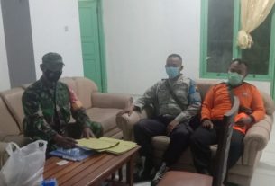 Keakraban Anggota Satgas TMMD dengan Anggota Polri Saat Anjangsana