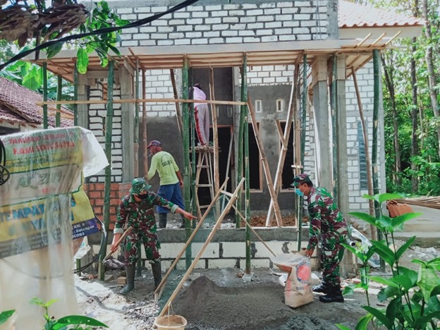 Mengayak Pasir Untuk Membuat Adonan Semen Plester