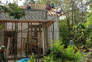 RTLH Milik Suyat Tahap Pemasangan Kayu Atap Rumah