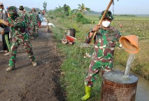 Serka Nur Khoyum Siapkan Air Untuk Kebutuhan Pengadukan Material Cor