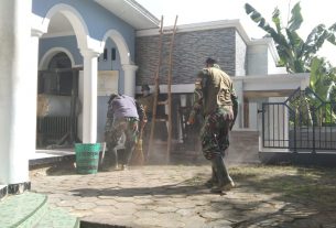 Anggota Satgas TMMD Bersama Warga Bersihkan Halaman Masjid Baitul Mutaqin