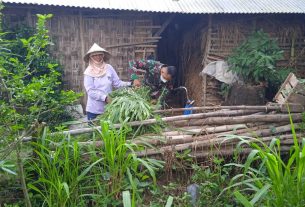 Takkan Hina Membantu Kesusahan Warga Yang Membutuhkan Bantuan Mengangkat Rumput