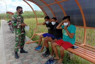 Sertu Sumarno Bagikan Masker Ke Pemuda Desa Tamansari