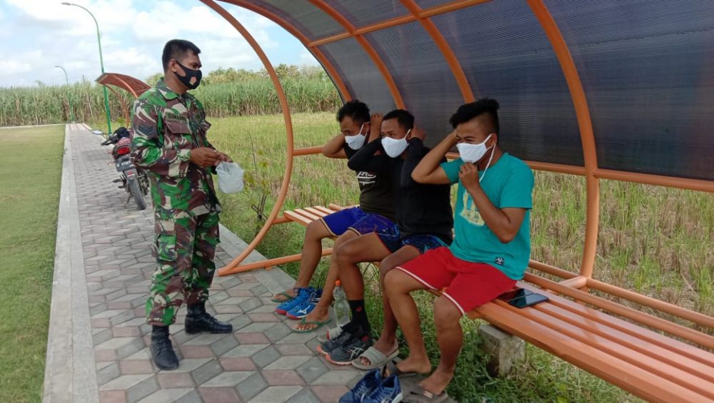 Sertu Sumarno Bagikan Masker Ke Pemuda Desa Tamansari