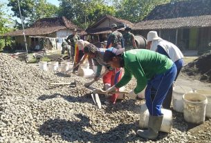 Saling Bahu-membahu Angkat Batu Split Satgas TMMD Dan Warga