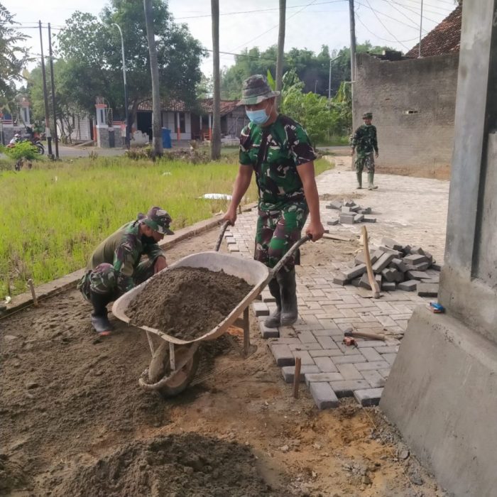 Pembangunan Lantai Pelataran Halaman Masjid Baitul Muttaqin Desa Tamansari Dilakukan Anggota Satgas