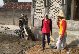 Dasaran Pembangunan Lantai Pelataran Masjid Desa Menggunakan Pasir