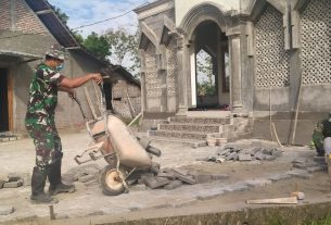 Anggota satgas TMMD Menggenjot Tenaganya Untuk Percepat Pembangunan Pelataran Masjid Baitul Muttaqin Desa Tamansari