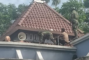 Meski Cuaca Terik Tidak Surutkan Semangat Anggota TNI Bekerja Diatas Atap Masjid