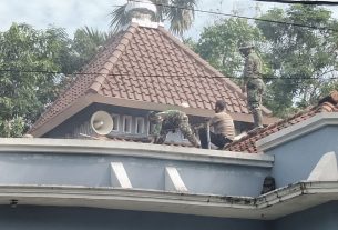 Sinergitas TNI Dan Polri Bantu Mengecat Genteng Masjid Baitul Muttaqin