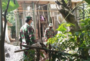 Anggota TNI Maksimalkan Pekerjaan Untuk Selesaikan bedah Rumah Tidak Layak Huni(RTLH) milik warga