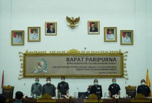 Sekretaris Daerah Kabupaten Tulang Bawang Barat Menghadiri Rapat Paripurna DPRD