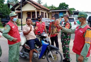 Serka Amin Kudsi bersama Bhabinkamtibmas mengimbau warga untuk mematuhi Protokol kesehatan